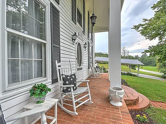 Building Photo - Charming Colonial-Style Home on 1 Acre in ...