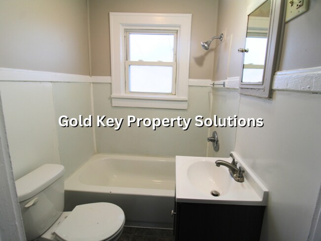 Building Photo - Open Floor Plan 2 BR 1 BA House with Sun Porch NO SECTION 8