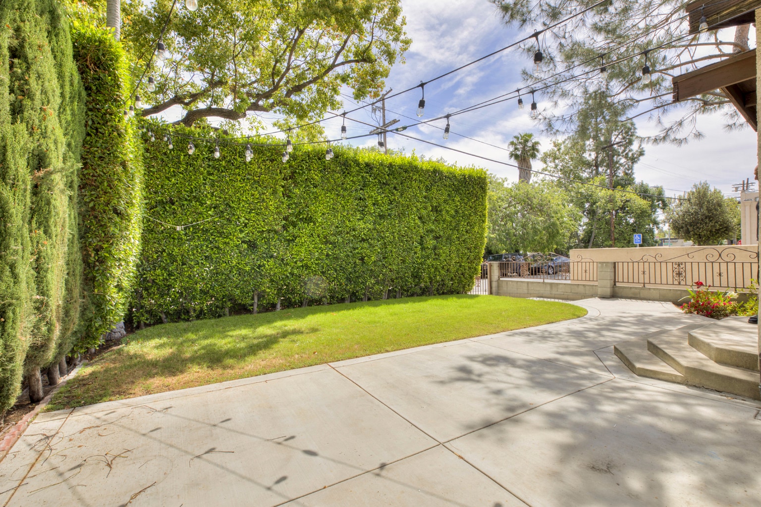 Building Photo - 247 N Oak Ave