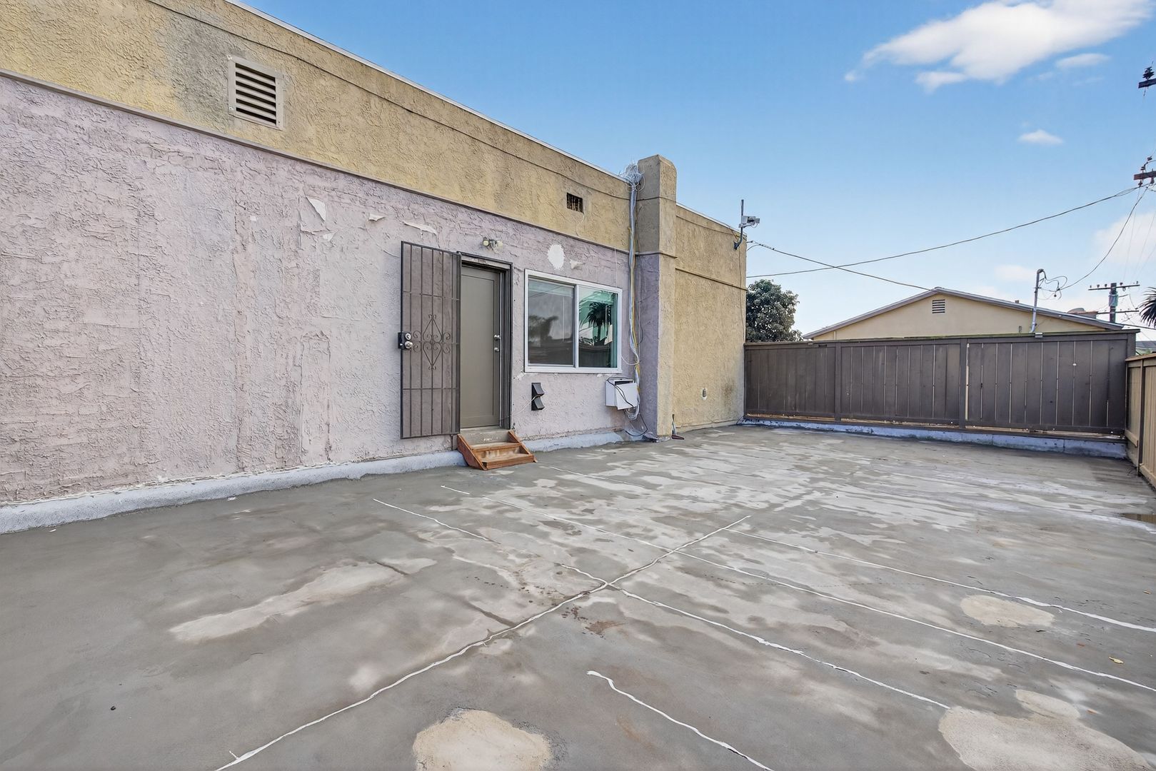 Building Photo - 905 Cherry Ave