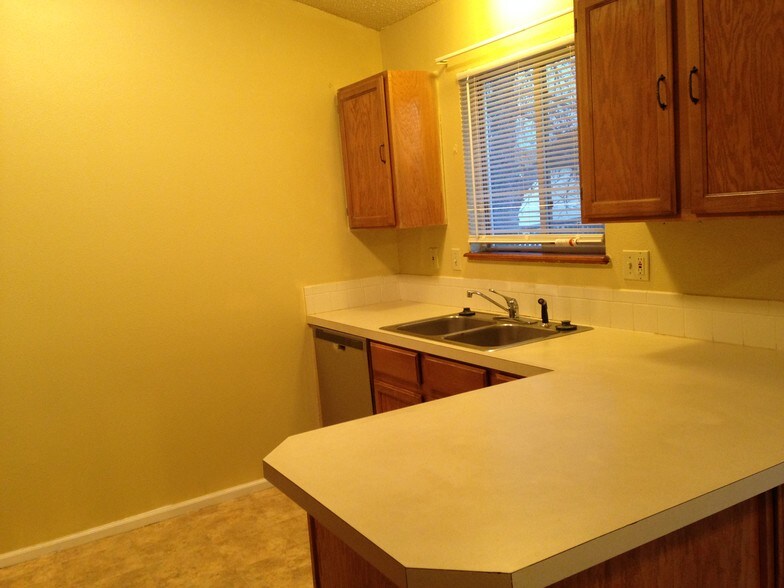 Building Photo - 2204 S Del Norte Dr