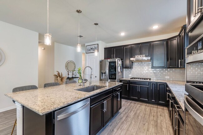 Building Photo - 2424 Coyote Way