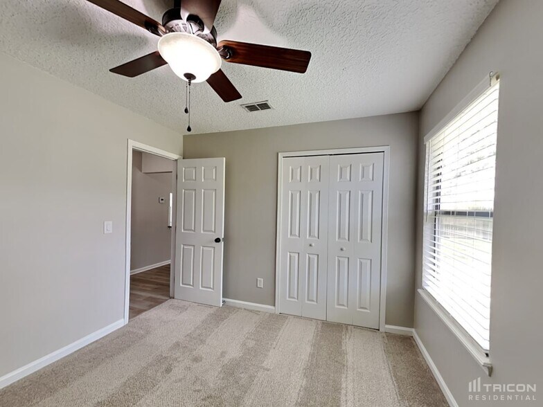 Building Photo - 13131 Leatherleaf Dr S