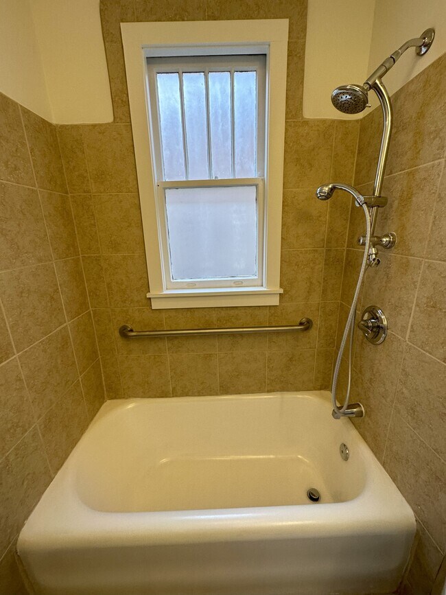 Building Photo - 605 Lamar Ave