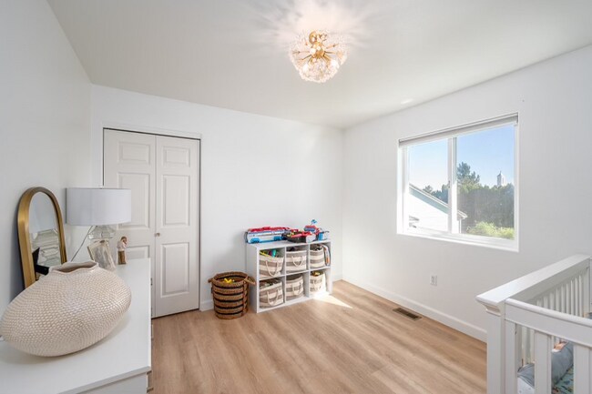 Building Photo - 305 E Inglewood Dr