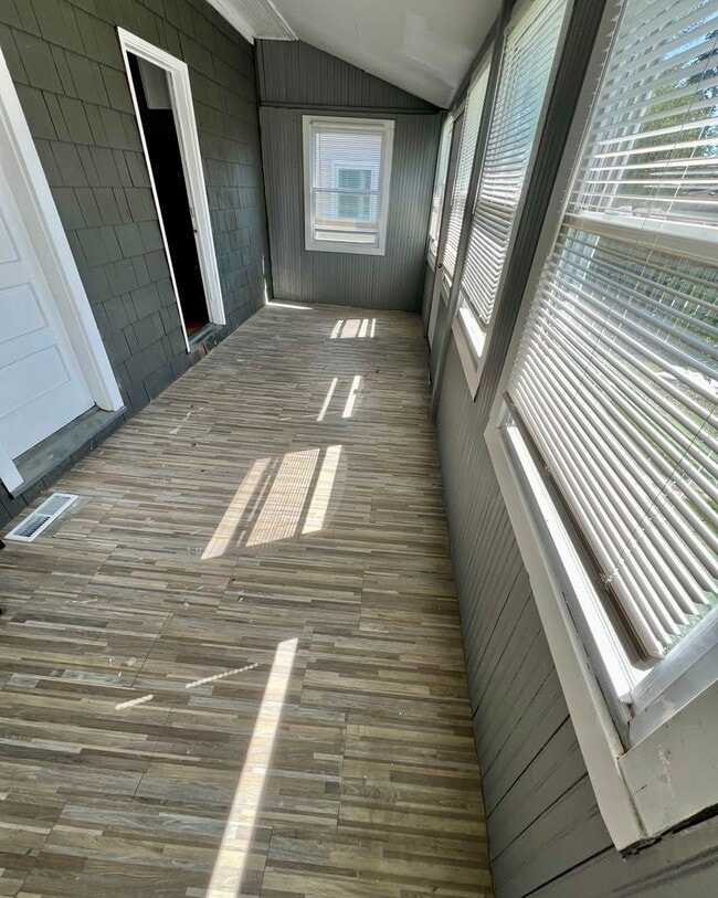 Building Photo - Delightful 4 Bed/1 Bath Single Family Home...