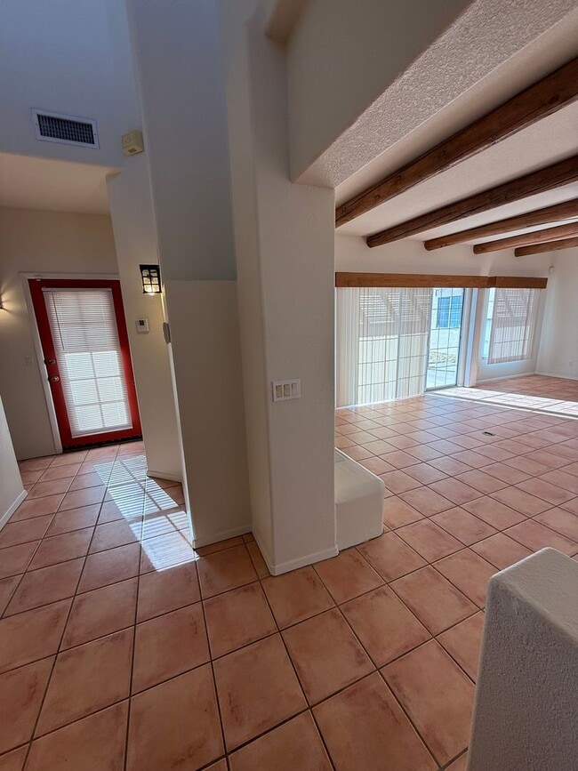 Building Photo - Beautiful 3 Bedroom/2.5 Bathroom Home Located off Roadrunner