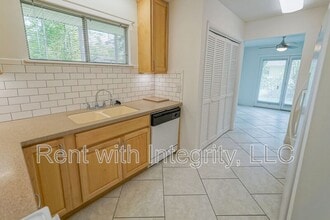 Building Photo - 251 N Villas Ct