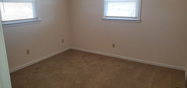 Building Photo - 306 W Southampton Dr