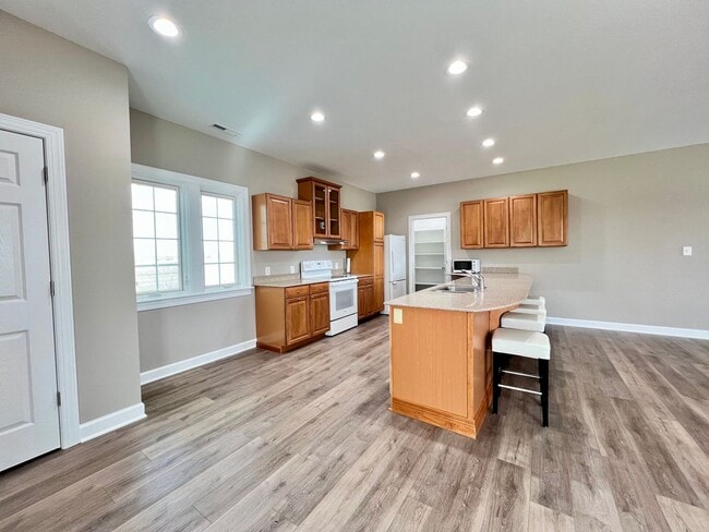 Building Photo - Adorable Waterfront/Fully Furnished/All In...