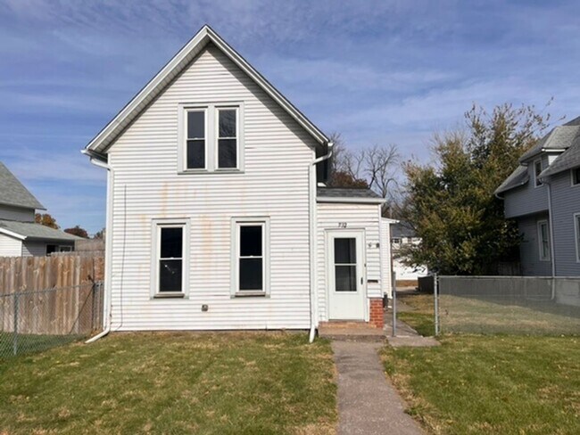 Primary Photo - 3 bedroom 1/5 Bath in Davenport