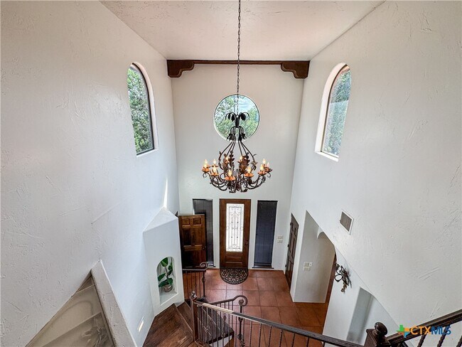 Building Photo - 2000 Village Oak