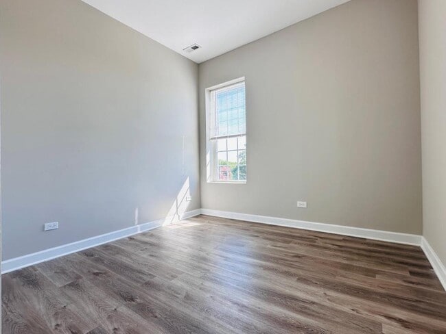 Building Photo - 5320 S Wabash Ave