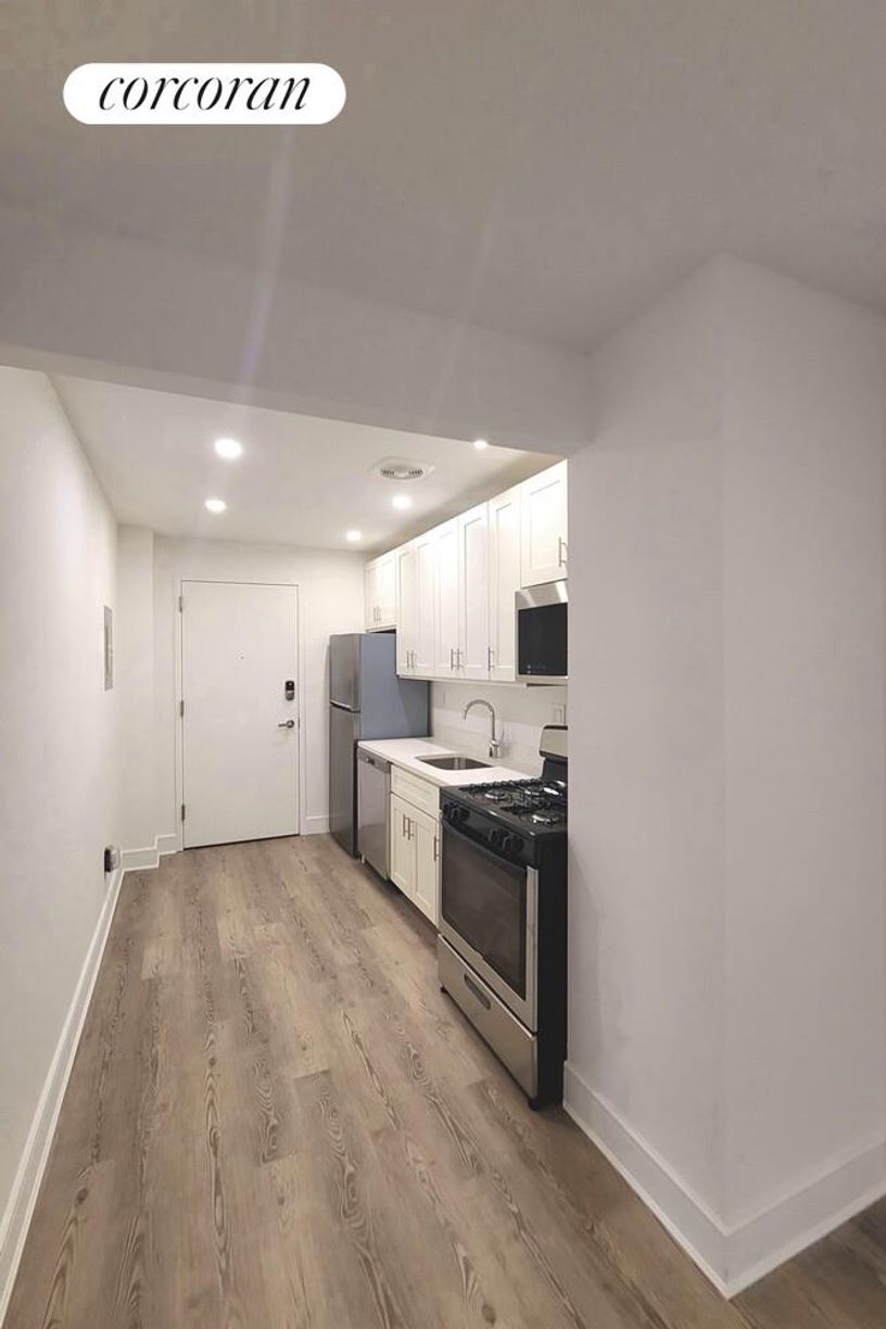 Building Photo - 45 W 81st St