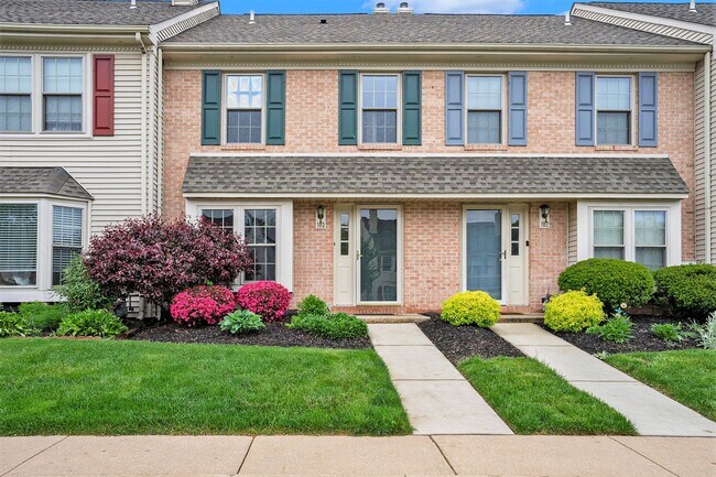 Building Photo - Beautiful Spacious Townhome