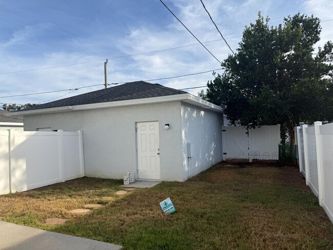 Building Photo - 2820 1st Ave S