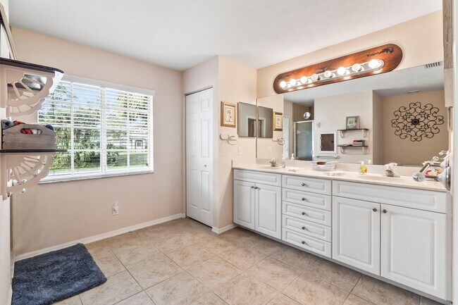 Building Photo - $1,895/month ** Furnished * Annual / Short Term * 3 bed / 2 Bath * Single Family * North Port