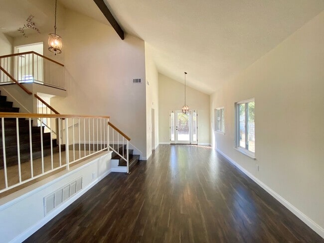 Building Photo - Gorgeous 3 bed 3 bath home in Thousand Oaks - First Time Rental!