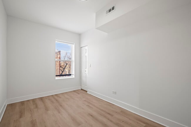 Building Photo - 3049 W Berteau Ave