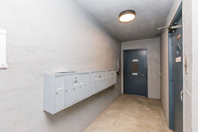 Building Photo - 472 Jean