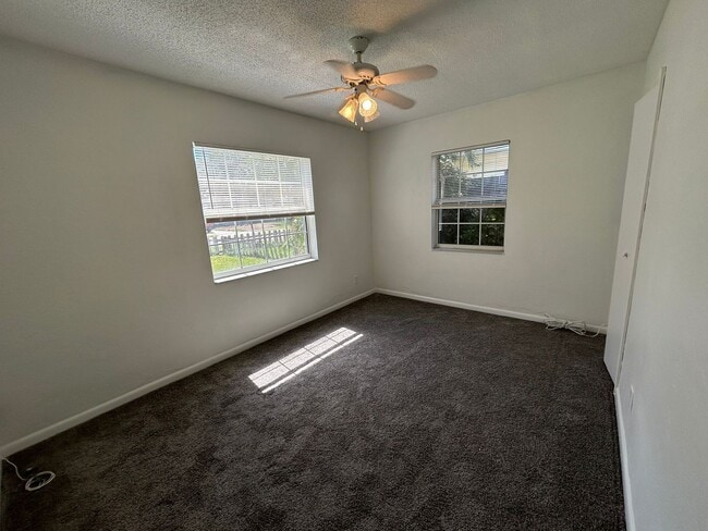 Building Photo - Cute Home in Saint Pete with a  Large Fenc...
