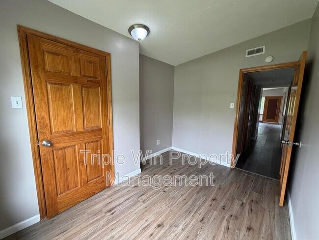 Building Photo - 810 St Anthony Ln