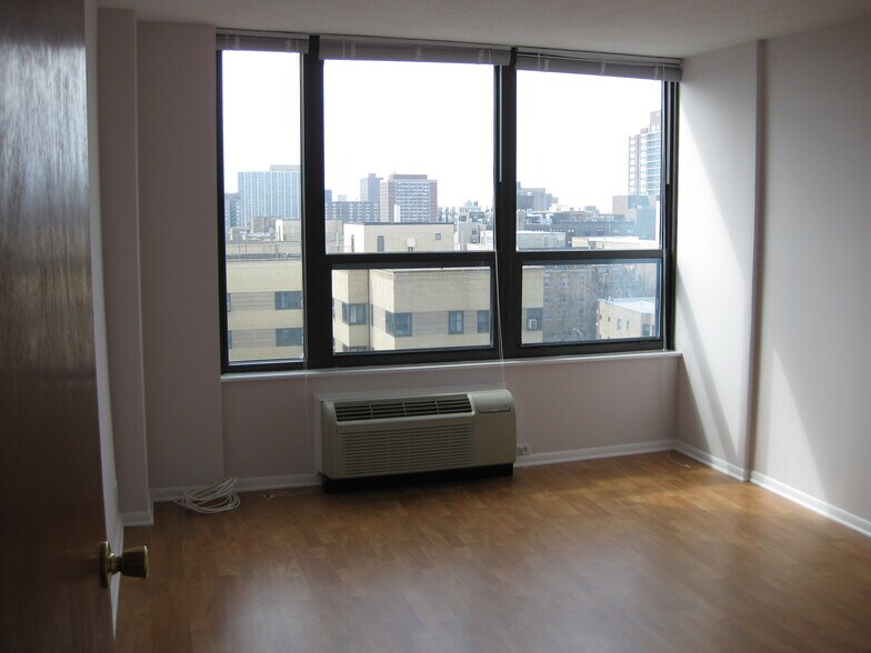 Bedroom - 5100 N Marine Dr