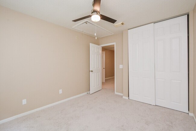 Building Photo - 10 Ridgecross Pl