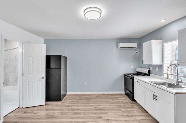 Building Photo - 2BR/1BA Triplex apartment home move-in ready!! $850/mo**