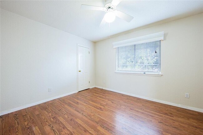 Building Photo - 1010 Laurelleaf Dr