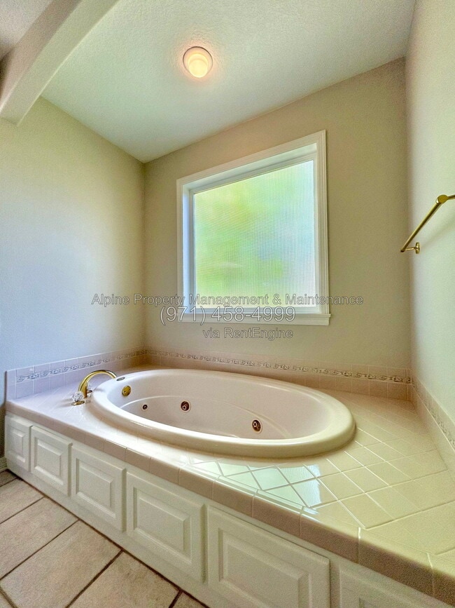 Building Photo - 820 NW Pebble Beach Way