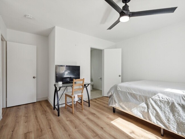 Building Photo - Fully Furnished 3 Bedroom 2 Bath - Single ...