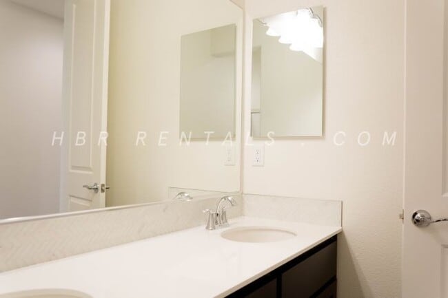 Building Photo - Ellis Neighborhood  | Spacious Single-Stor...