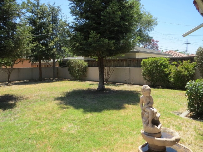 Building Photo - Cute Fresno High home, hardwood floors & more!