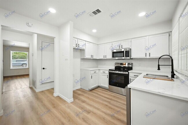 Building Photo - 730 Bluebonnet Dr