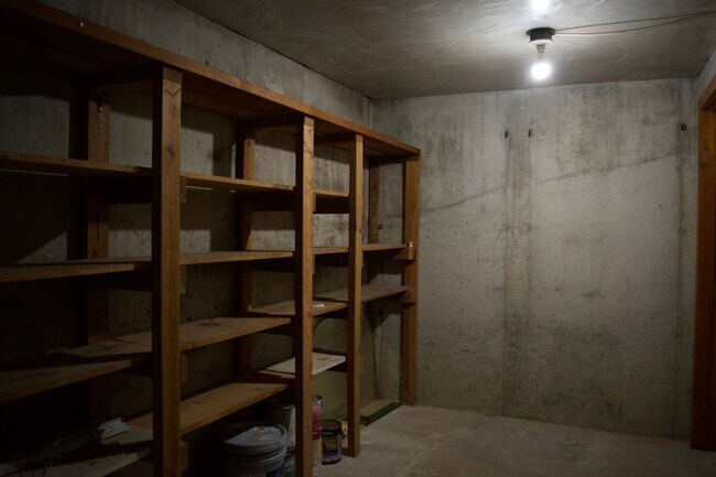 Building Photo - 3 Bedroom House Next To Columbia Regional Airport!