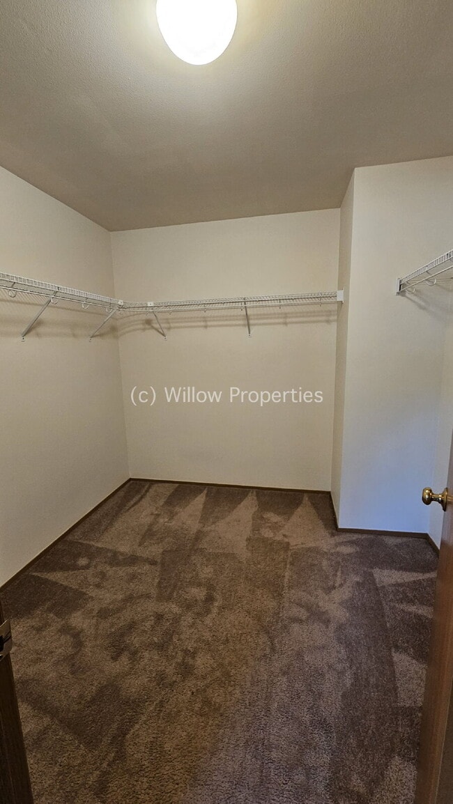 Building Photo - Beautiful NW Landing Home
