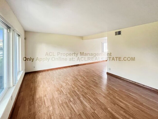 Building Photo - Spacious & Upgraded 4-Bedroom Townhouse in...