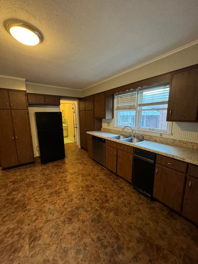 Building Photo - 3 Bedroom 2 Bath Home with Basement and Fe...