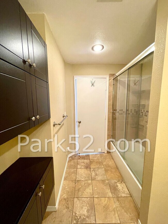 Building Photo - 4 Bedroom Single Family Home