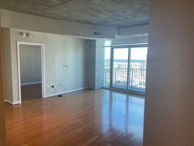 Building Photo - Eclipse 2 Bedroom + 2 Bath in Heart of Buc...