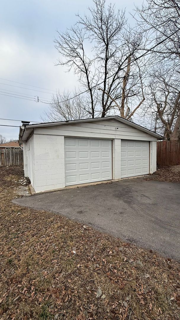 Building Photo - Updated 2-Bedroom Home with Garage & Large Yard
