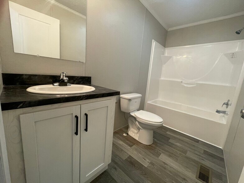 Building Photo - 16185 Notre Dame St