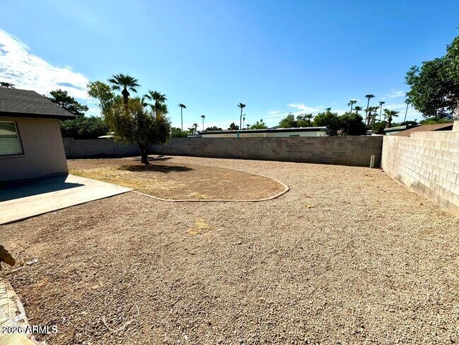 Building Photo - 3635 E Bloomfield Rd