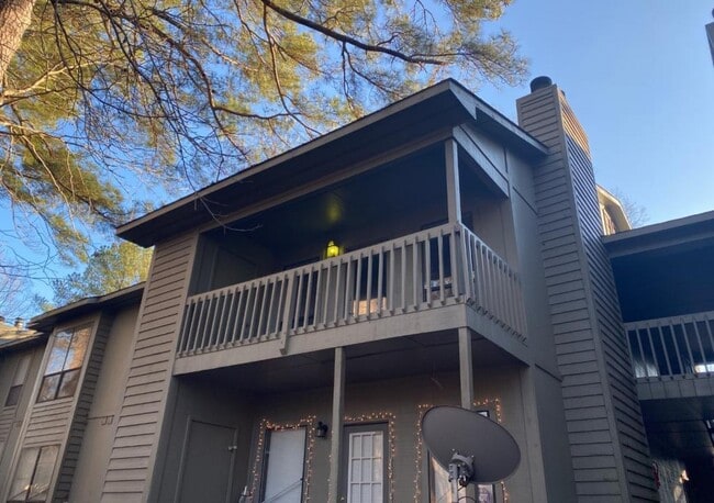 Building Photo - 1904 Tryon Dr