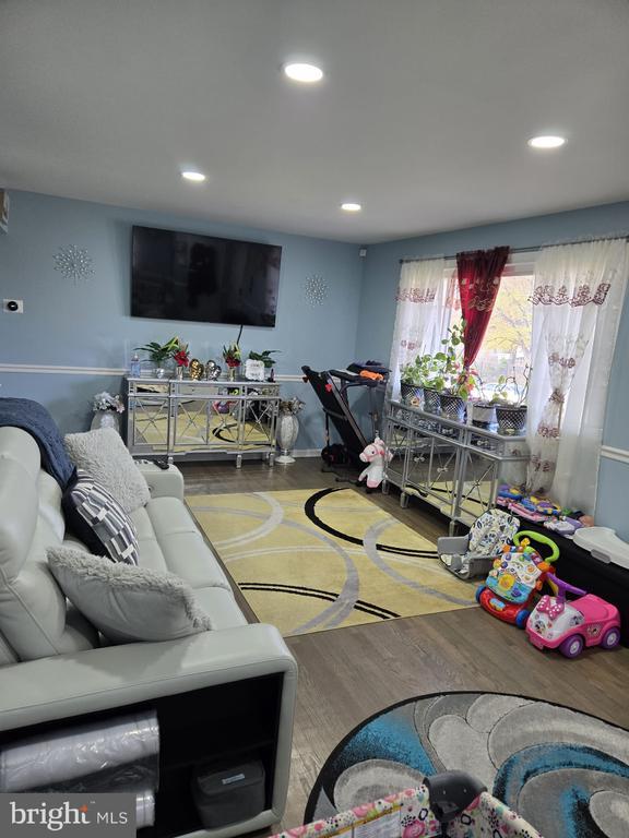 Building Photo - 9323 Alcona St