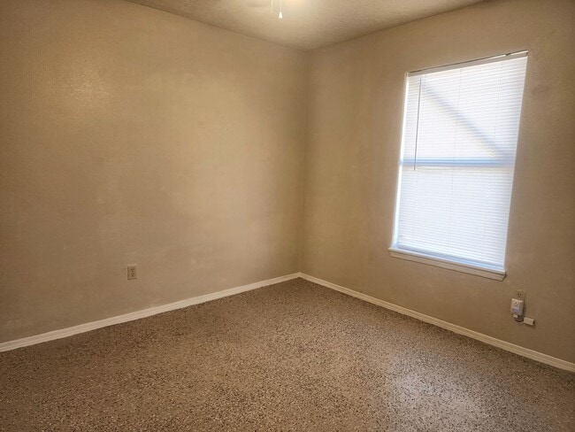 Building Photo - 417 1/2 S Avenue A