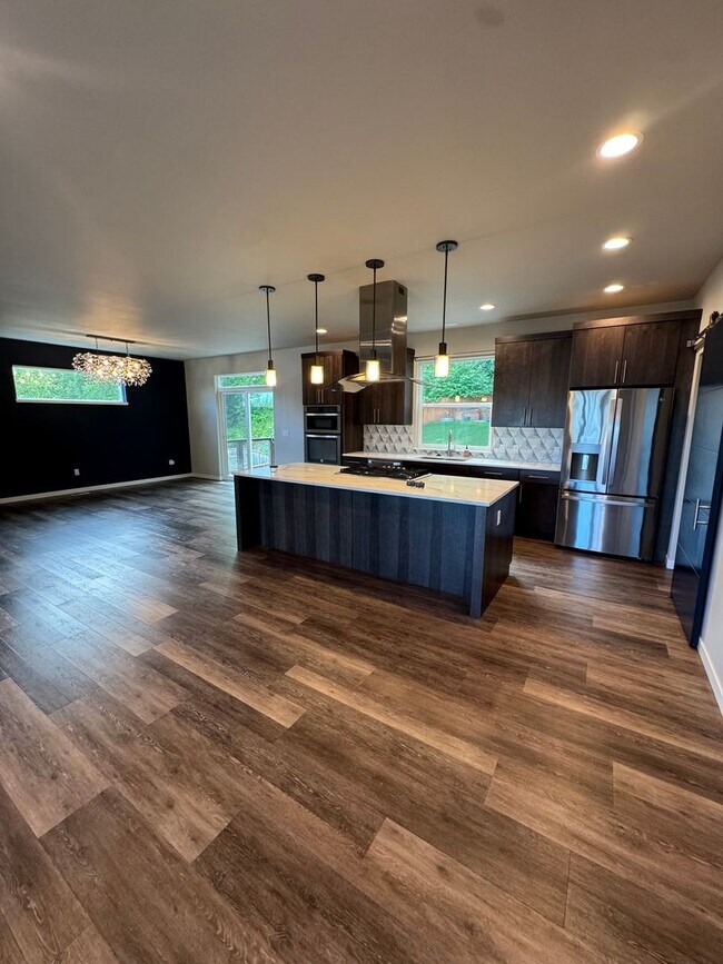 Building Photo - Stunning home in desirable Eagle River neighborhood
