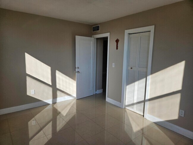 Building Photo - 13655 NE 10th Ave