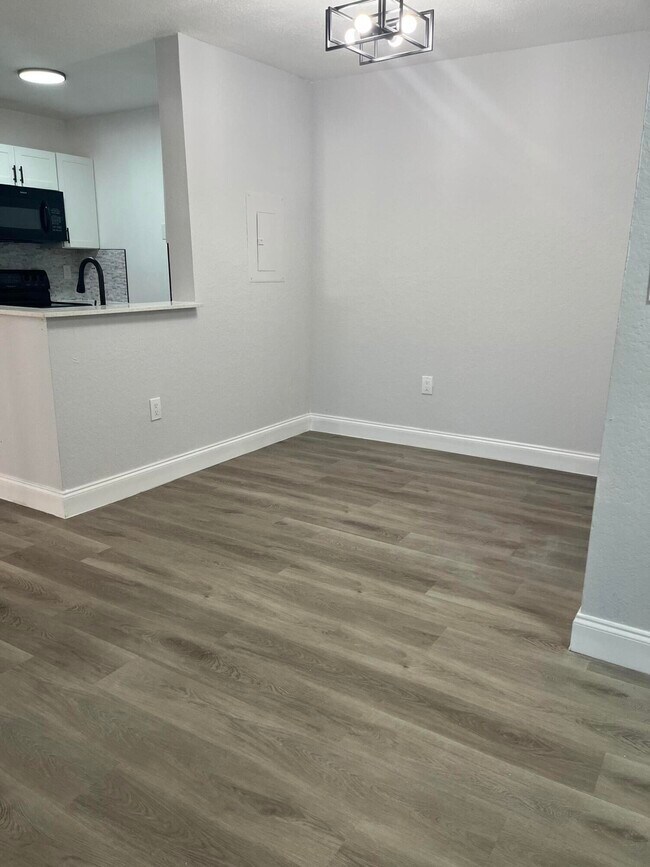 Building Photo - 2820 N Oakland Forest Dr